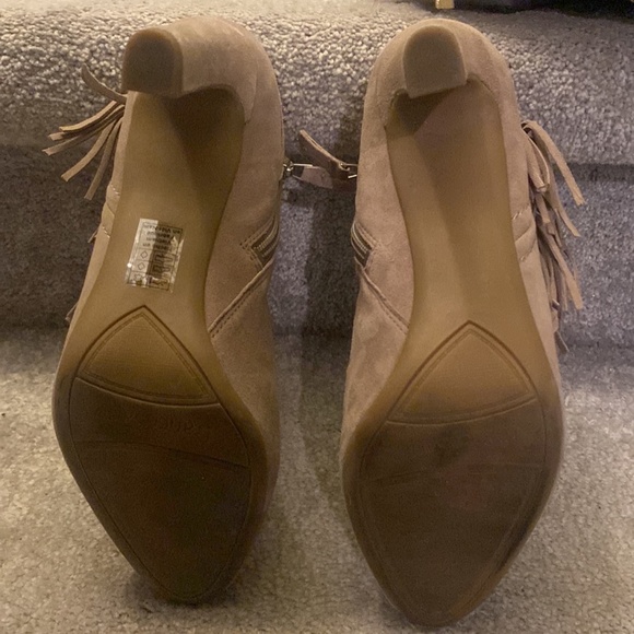 FRANCO SARTO WOMANS CREAM BOOTIES WITH TASSLE IN SIZE 7.5W - Picture 4 of 4